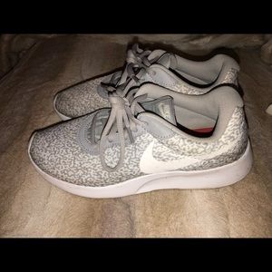 ! NIKE RUNNING SHOE !